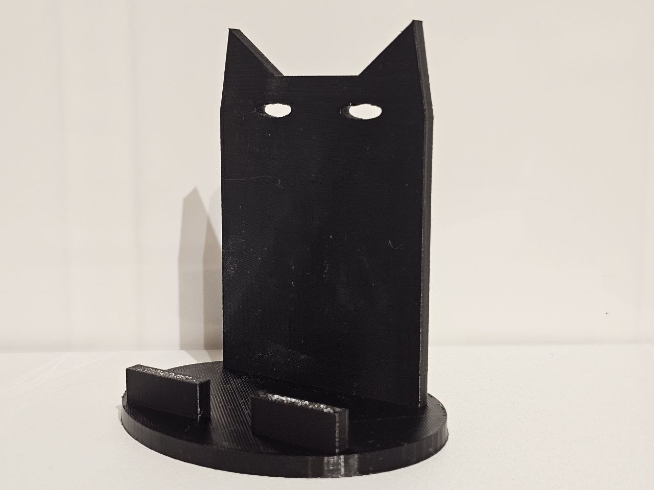Gato negro — soporte de móvil de sobremesa