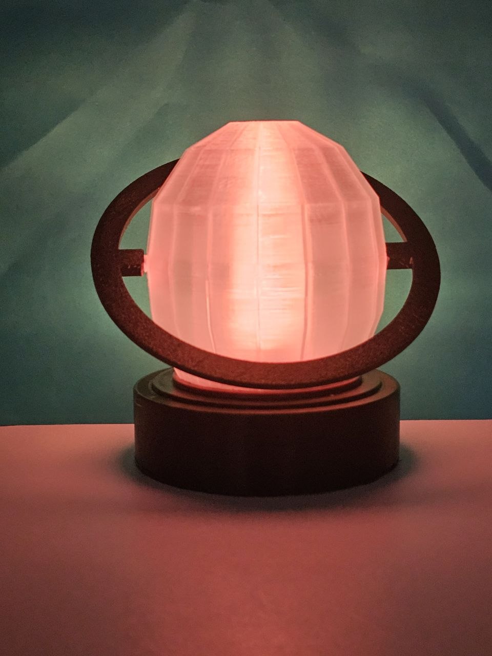 ORBIT-01 — lámpara facetada con anillo basculante y base magnética