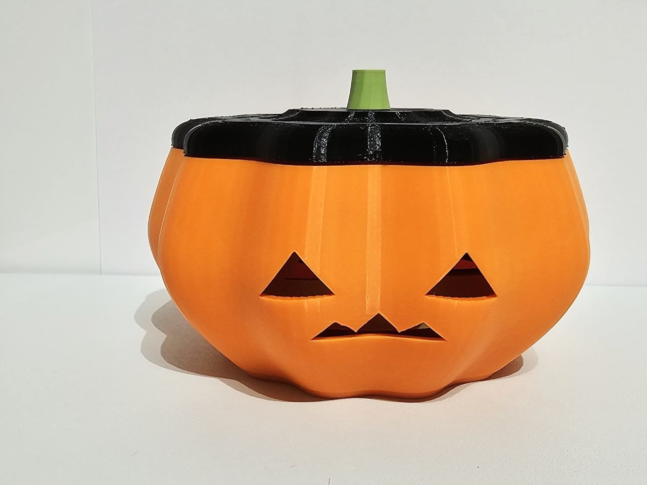 Pumpkin Box con obturador de ojos — giras el rabillo y se cierran